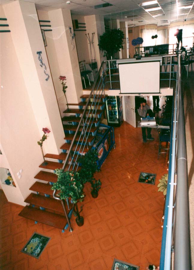 Прямая лестница на двух косоурах, столы и стулья - производство "Маэстро"