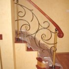 Монолитная лестница с ограждением из прутка 