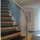 Изогнутая монолитная лестница с стеклянным ограждением