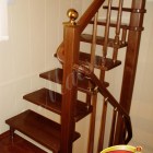 Деревянная лестница на больцах на второй этаж