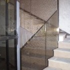 Монолитная лестница со стеклянным ограждением