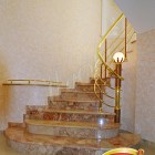 Лестница облицована мрамором