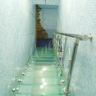 Лестница в бассейн, ступени из стекла