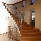 Красивая монолитная лестница изготовленная 