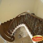 Монолитная лестница с кованым ограждением