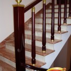 Ступени и подступенки монолитной лестницы облицованы мрамором