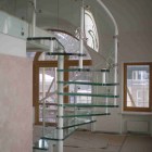 Винтовая лестница из стекла