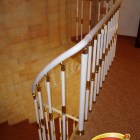 Ограждение лестницы из стали с латунью