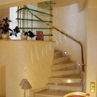 Винтовая лестница со ступенями из мрамора и ступенями из стекла