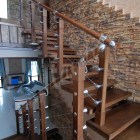 Деревянная лестница на консолях