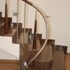 Ограждение монолитной лестницы из дерева и металла