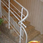 Монолитная лестница с ограждением из стали с полимерным покрытием