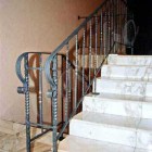 Монолитная лестница с кованым ограждением